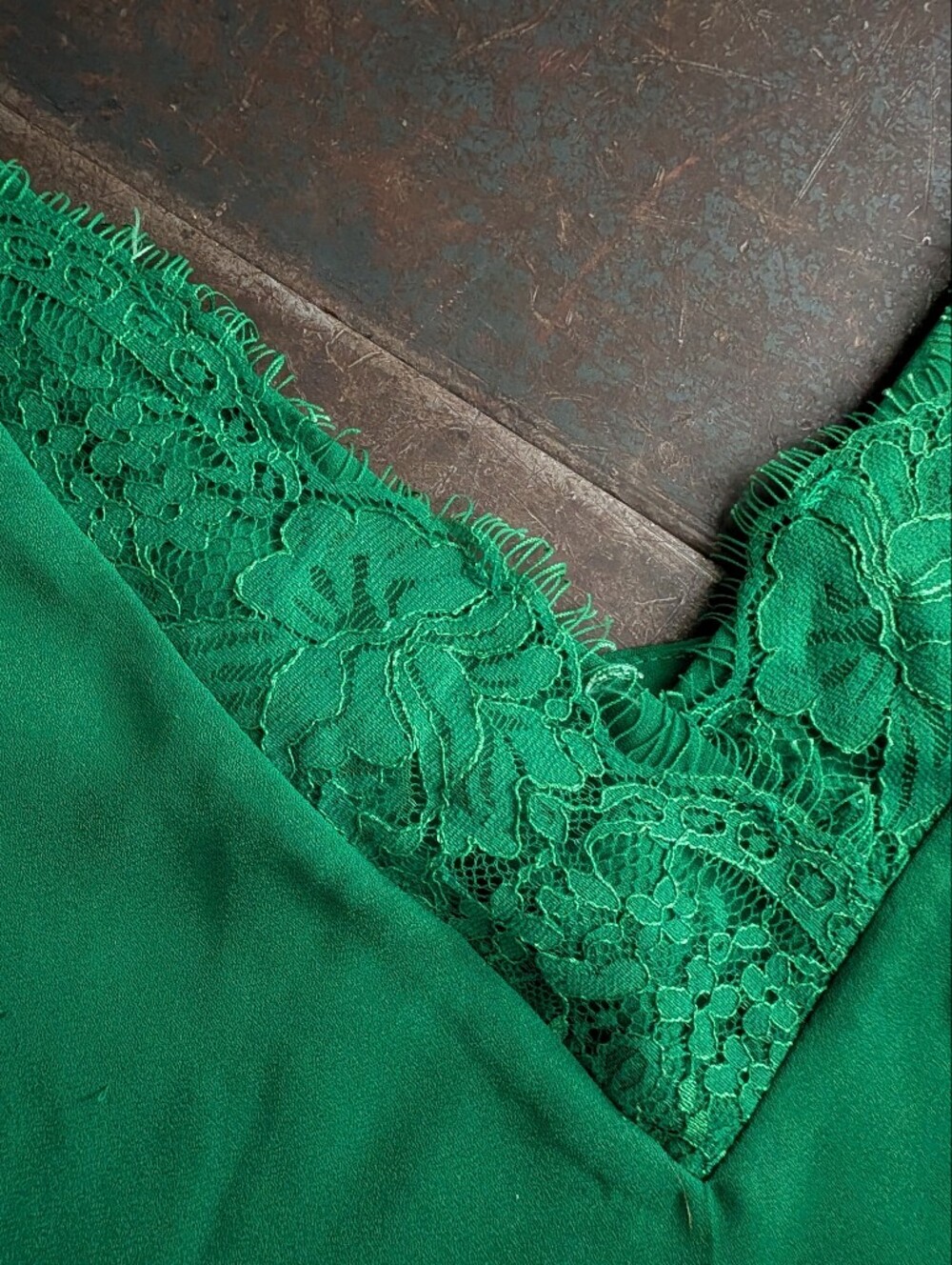 Socialite Emerald Green Lace V-Neck Camisole - Picture 3 of 7